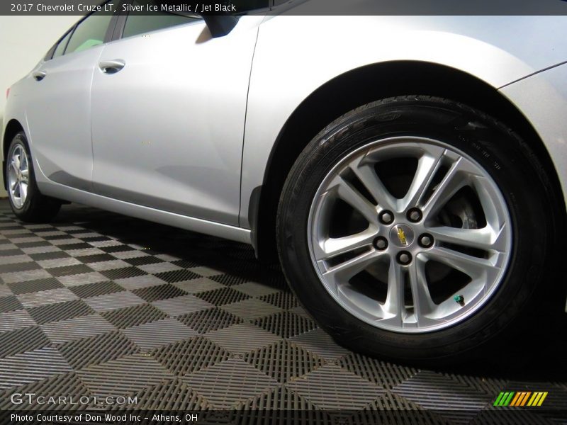 Silver Ice Metallic / Jet Black 2017 Chevrolet Cruze LT
