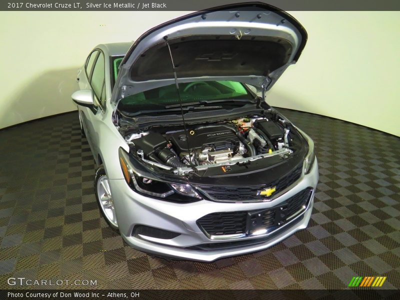 Silver Ice Metallic / Jet Black 2017 Chevrolet Cruze LT