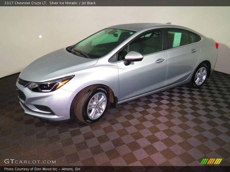 Silver Ice Metallic / Jet Black 2017 Chevrolet Cruze LT