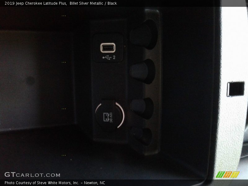 Billet Silver Metallic / Black 2019 Jeep Cherokee Latitude Plus