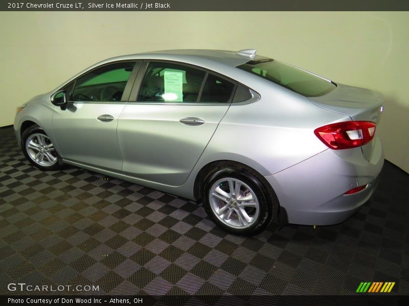 Silver Ice Metallic / Jet Black 2017 Chevrolet Cruze LT
