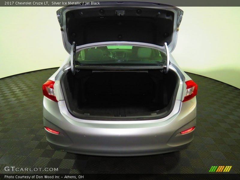 Silver Ice Metallic / Jet Black 2017 Chevrolet Cruze LT