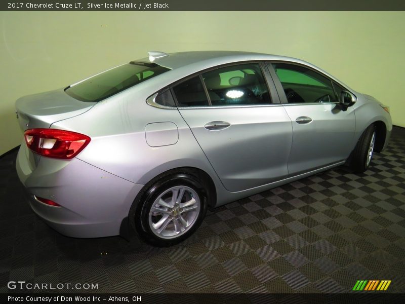 Silver Ice Metallic / Jet Black 2017 Chevrolet Cruze LT
