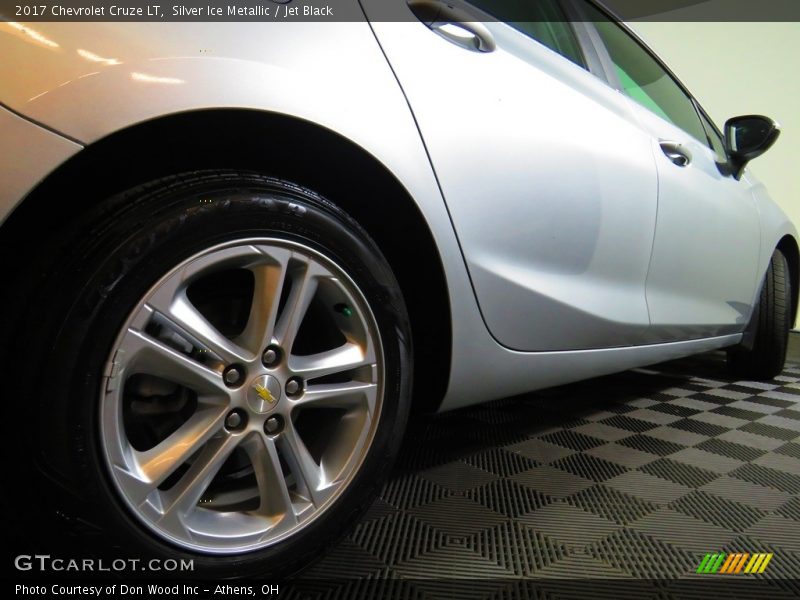 Silver Ice Metallic / Jet Black 2017 Chevrolet Cruze LT