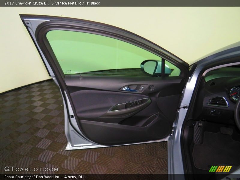 Silver Ice Metallic / Jet Black 2017 Chevrolet Cruze LT