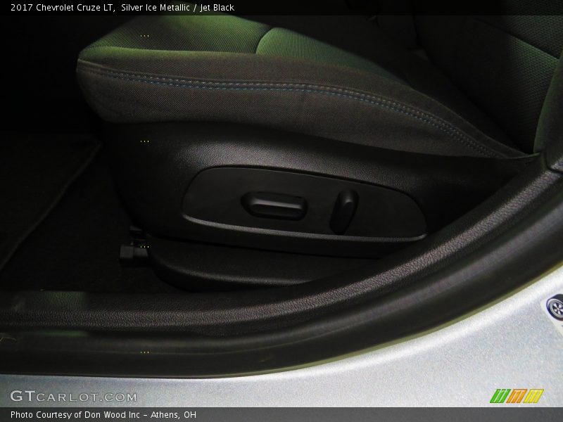 Silver Ice Metallic / Jet Black 2017 Chevrolet Cruze LT