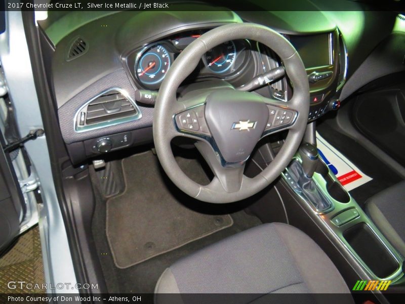 Silver Ice Metallic / Jet Black 2017 Chevrolet Cruze LT
