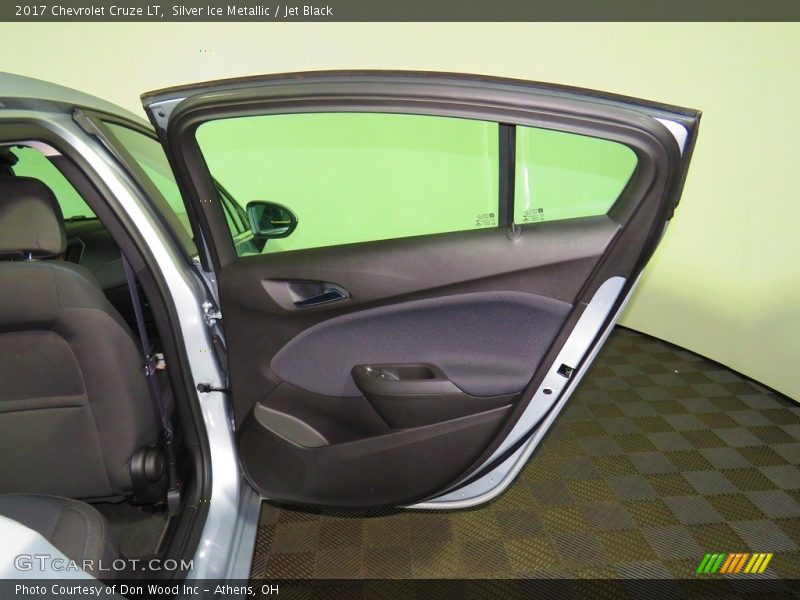 Silver Ice Metallic / Jet Black 2017 Chevrolet Cruze LT