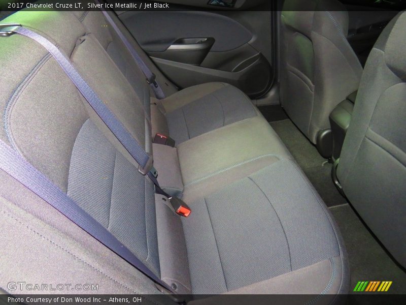 Silver Ice Metallic / Jet Black 2017 Chevrolet Cruze LT