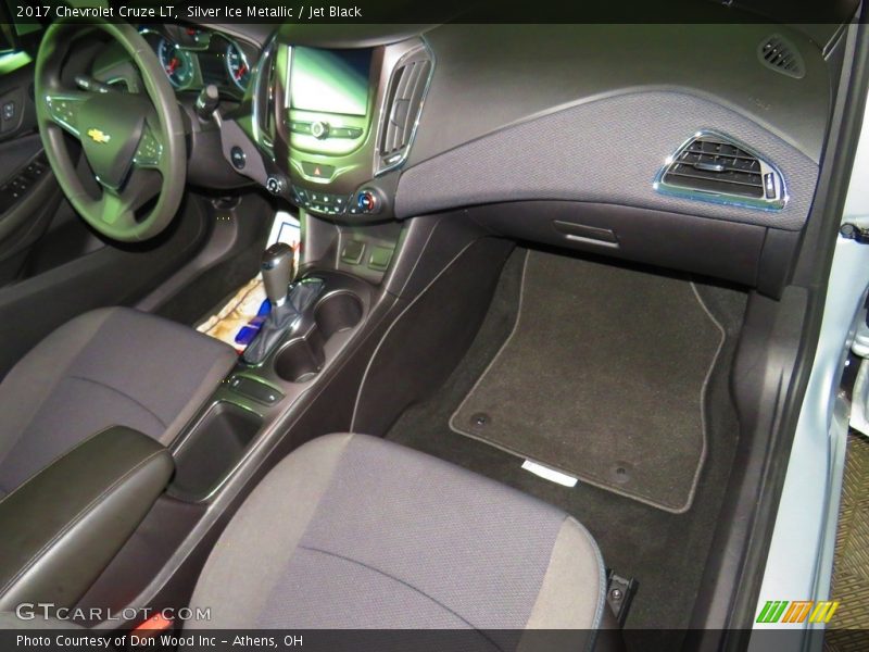 Silver Ice Metallic / Jet Black 2017 Chevrolet Cruze LT