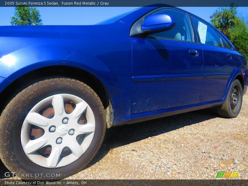 Fusion Red Metallic / Gray 2005 Suzuki Forenza S Sedan