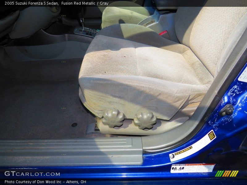 Fusion Red Metallic / Gray 2005 Suzuki Forenza S Sedan