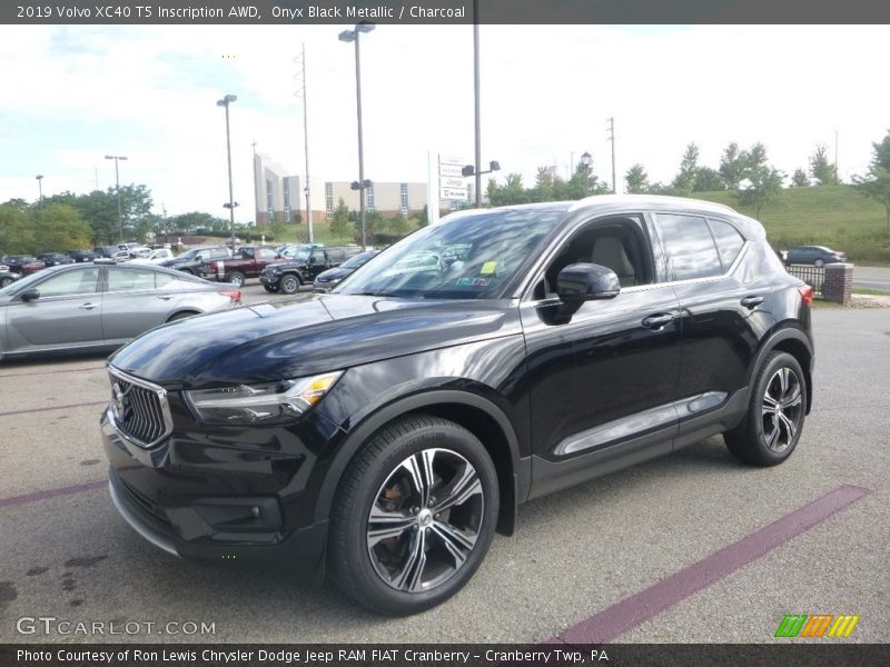 Front 3/4 View of 2019 XC40 T5 Inscription AWD