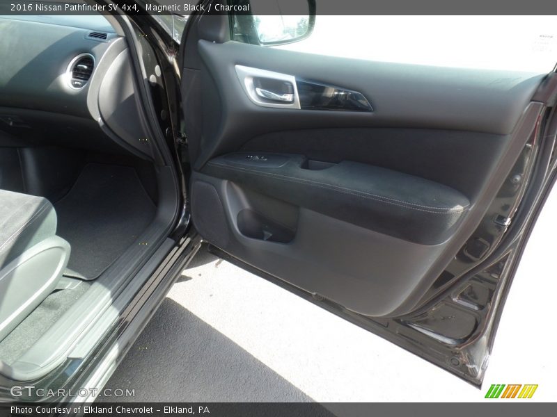 Magnetic Black / Charcoal 2016 Nissan Pathfinder SV 4x4