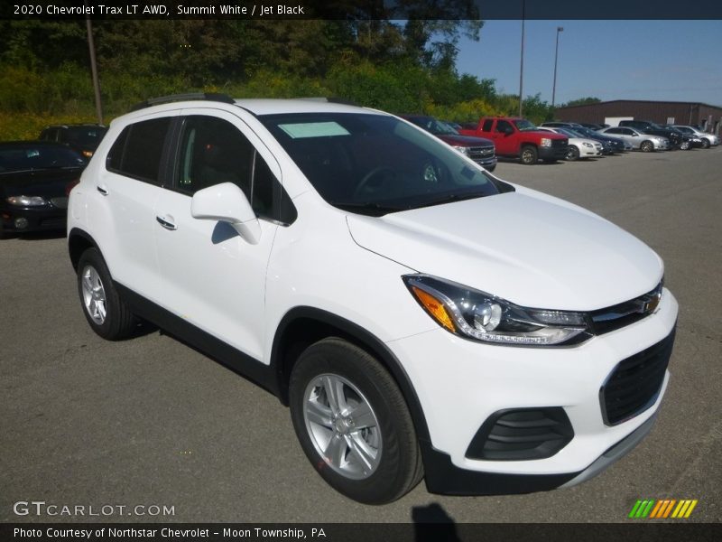 Front 3/4 View of 2020 Trax LT AWD