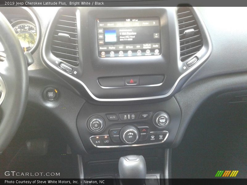 Bright White / Black 2019 Jeep Cherokee Latitude Plus
