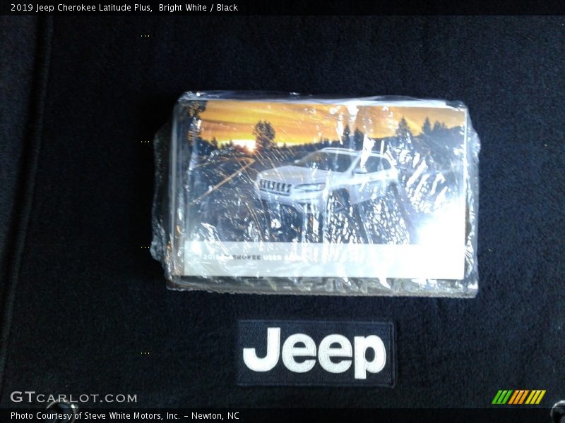 Bright White / Black 2019 Jeep Cherokee Latitude Plus