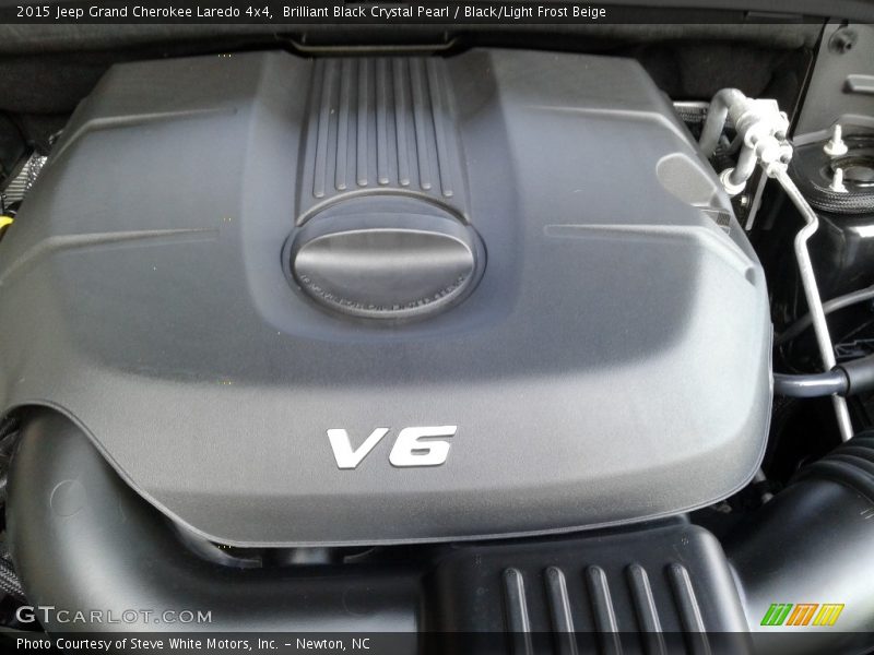 Brilliant Black Crystal Pearl / Black/Light Frost Beige 2015 Jeep Grand Cherokee Laredo 4x4