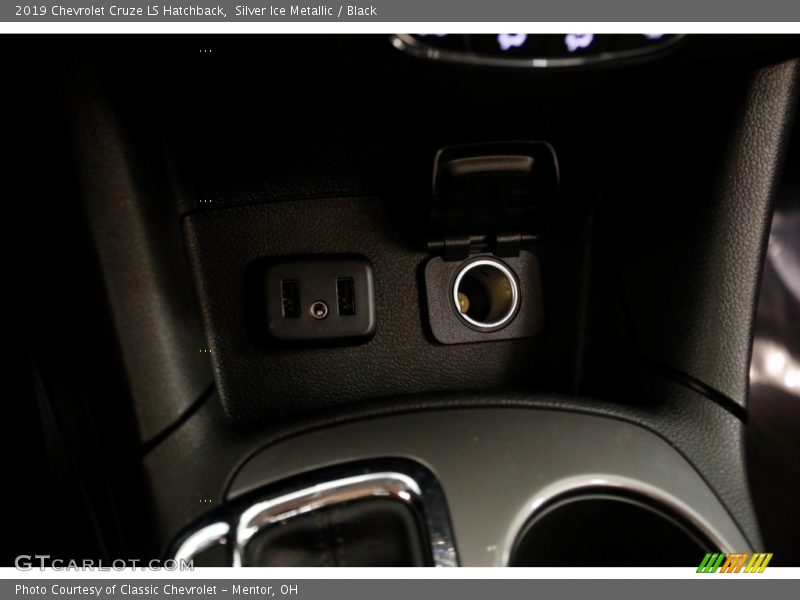 Silver Ice Metallic / Black 2019 Chevrolet Cruze LS Hatchback