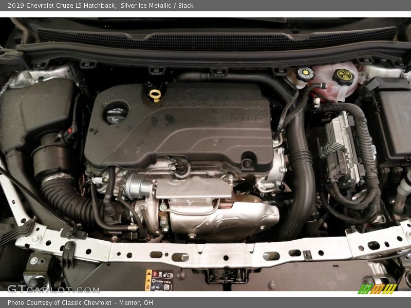 Silver Ice Metallic / Black 2019 Chevrolet Cruze LS Hatchback