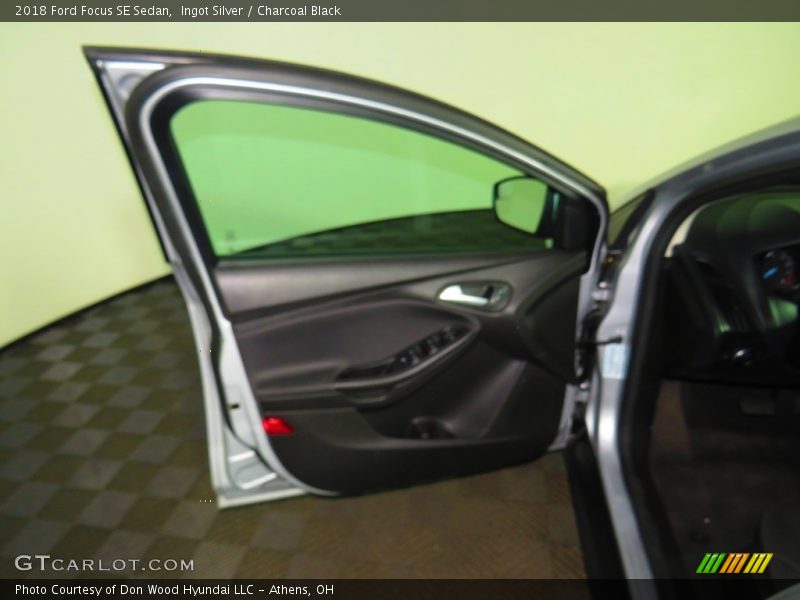 Ingot Silver / Charcoal Black 2018 Ford Focus SE Sedan