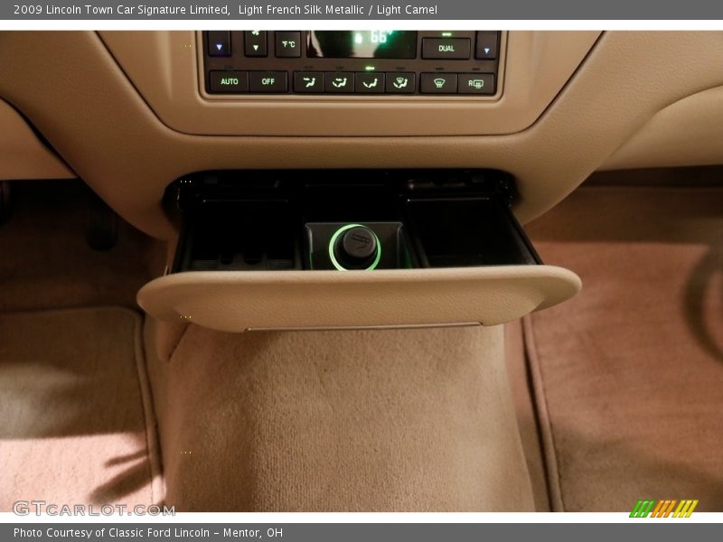 Light French Silk Metallic / Light Camel 2009 Lincoln Town Car Signature Limited