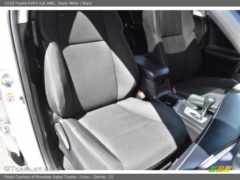 Super White / Black 2018 Toyota RAV4 XLE AWD