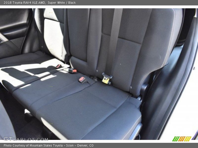 Super White / Black 2018 Toyota RAV4 XLE AWD