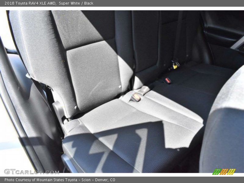 Super White / Black 2018 Toyota RAV4 XLE AWD