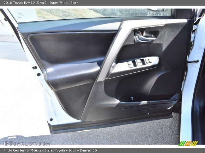 Super White / Black 2018 Toyota RAV4 XLE AWD