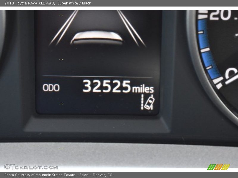 Super White / Black 2018 Toyota RAV4 XLE AWD