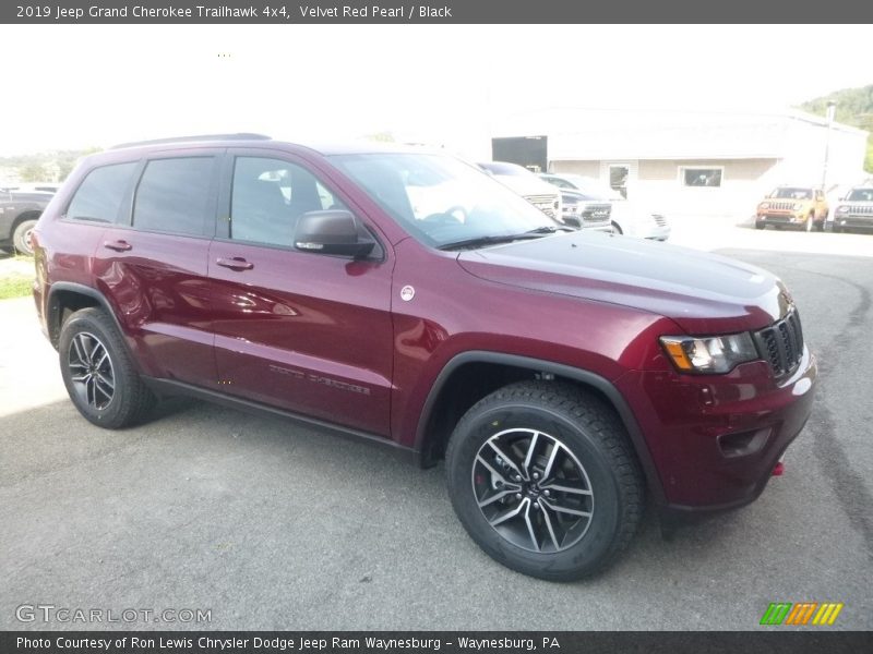 Front 3/4 View of 2019 Grand Cherokee Trailhawk 4x4