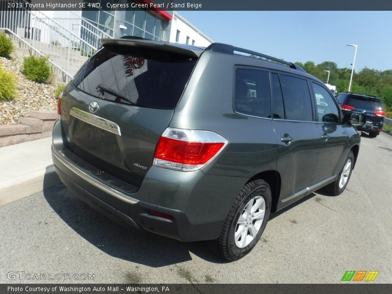 Cypress Green Pearl / Sand Beige 2013 Toyota Highlander SE 4WD