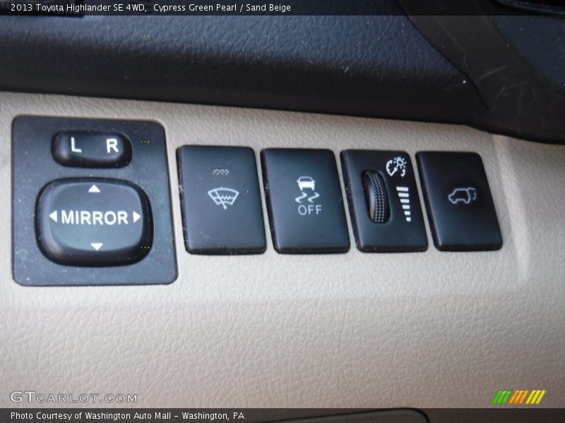 Cypress Green Pearl / Sand Beige 2013 Toyota Highlander SE 4WD