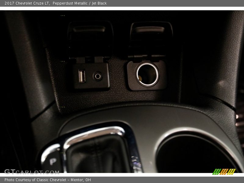 Pepperdust Metallic / Jet Black 2017 Chevrolet Cruze LT