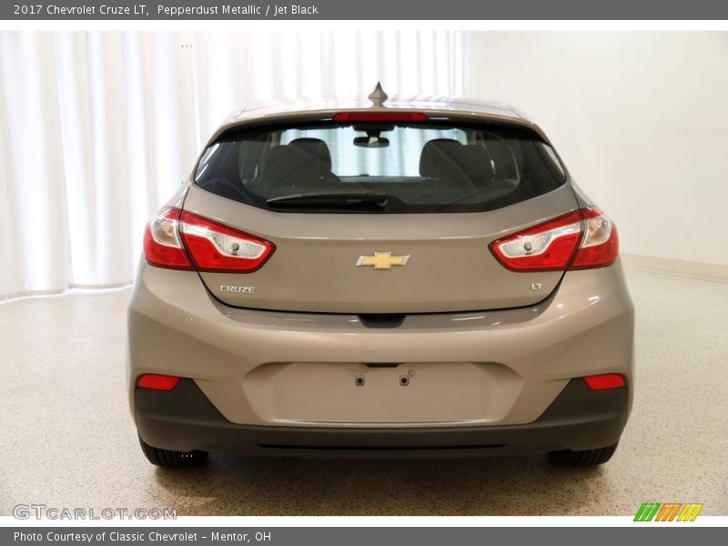 Pepperdust Metallic / Jet Black 2017 Chevrolet Cruze LT