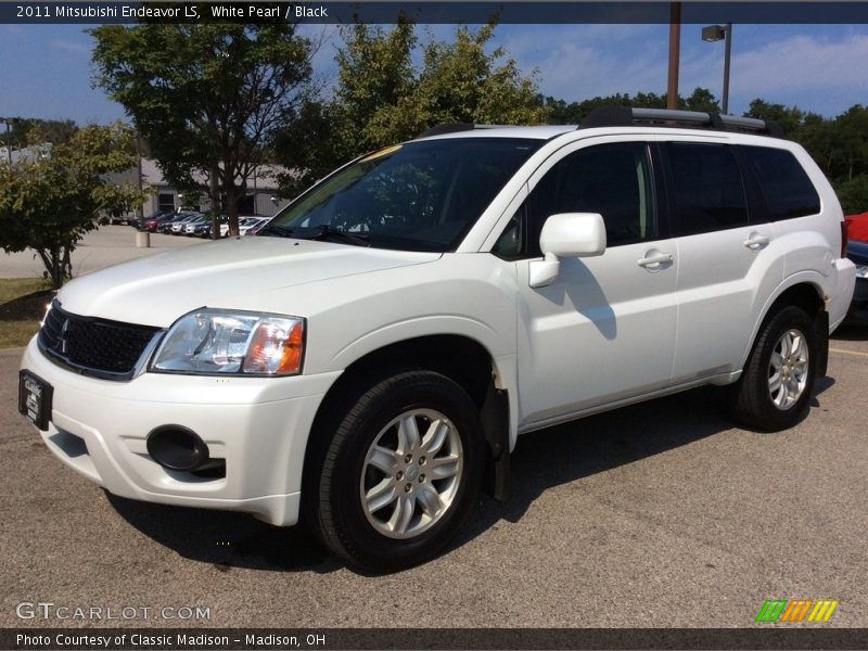 White Pearl / Black 2011 Mitsubishi Endeavor LS