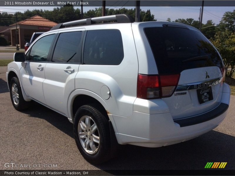 White Pearl / Black 2011 Mitsubishi Endeavor LS
