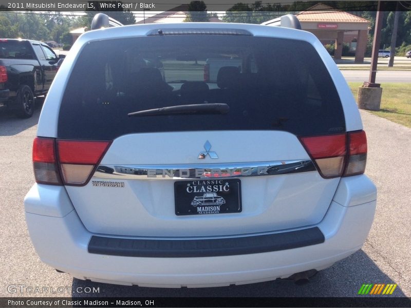 White Pearl / Black 2011 Mitsubishi Endeavor LS