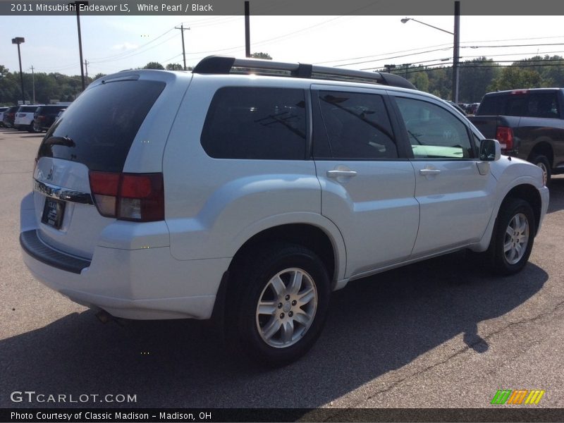 White Pearl / Black 2011 Mitsubishi Endeavor LS