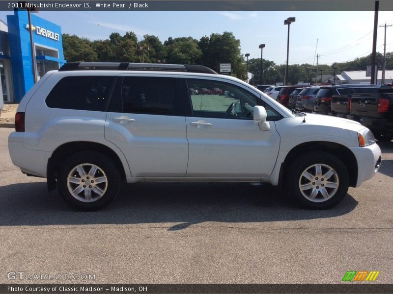 White Pearl / Black 2011 Mitsubishi Endeavor LS