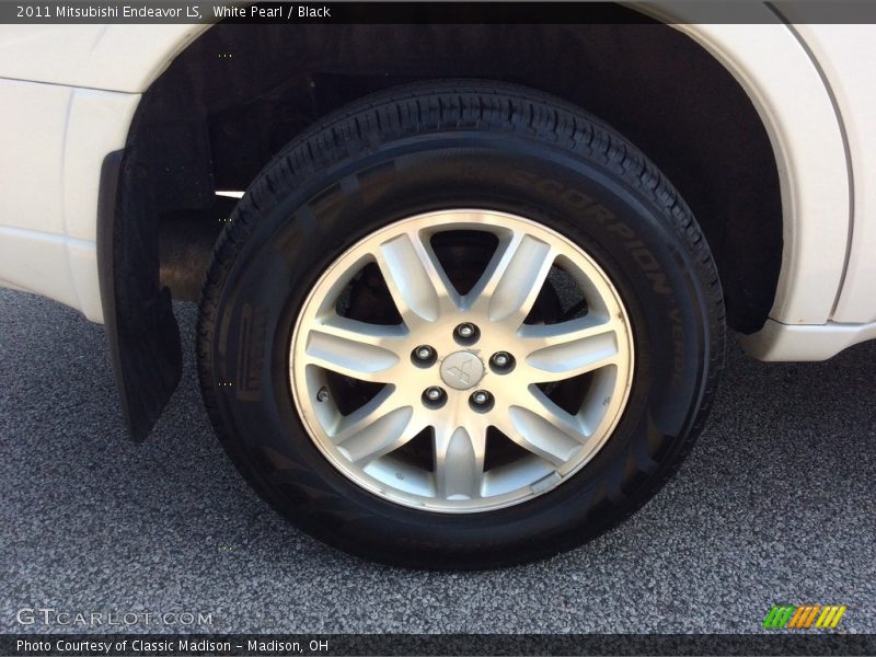 White Pearl / Black 2011 Mitsubishi Endeavor LS