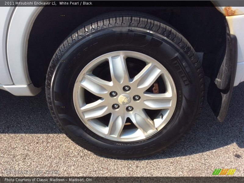 White Pearl / Black 2011 Mitsubishi Endeavor LS