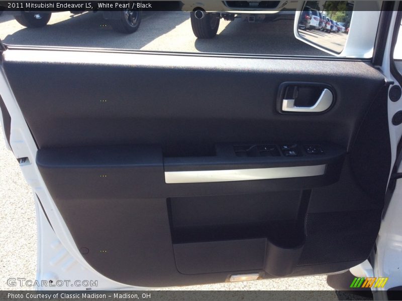 White Pearl / Black 2011 Mitsubishi Endeavor LS