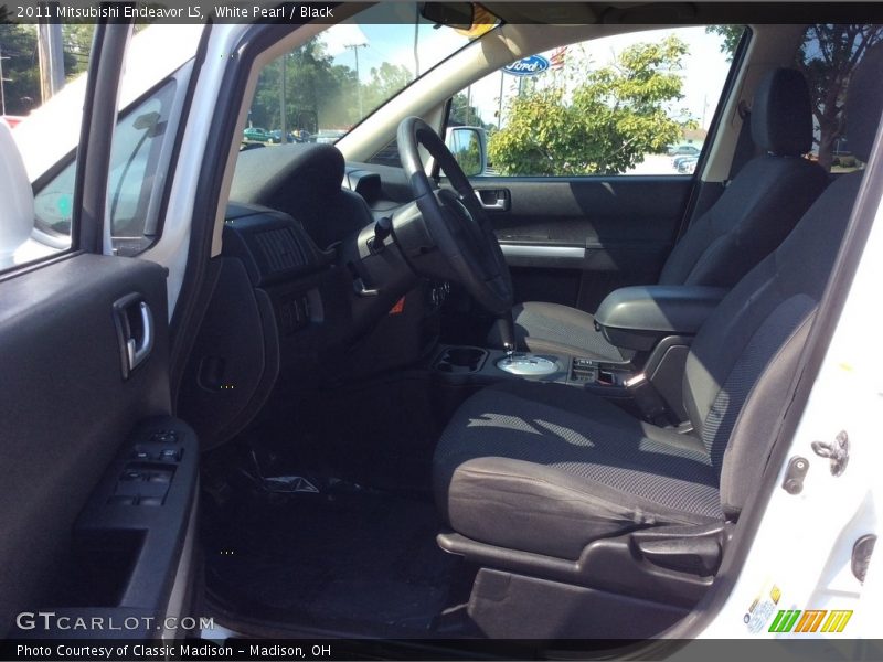 White Pearl / Black 2011 Mitsubishi Endeavor LS