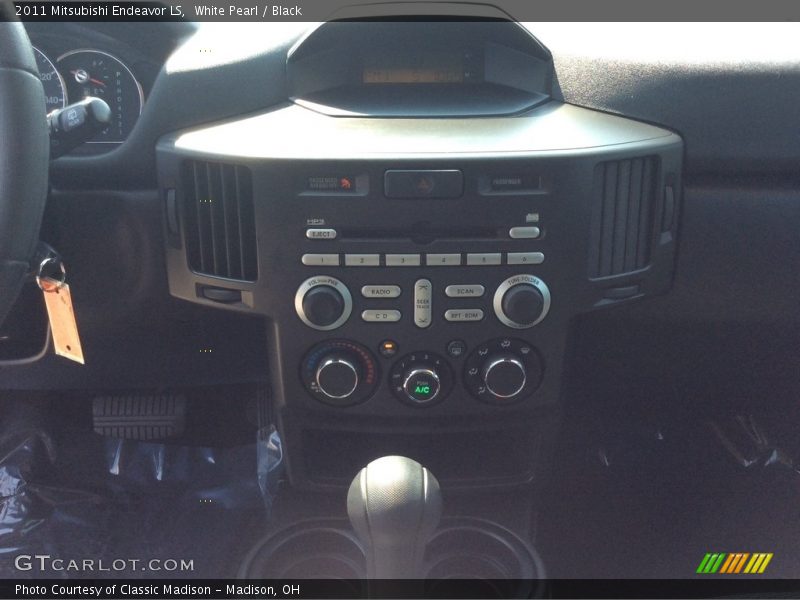 White Pearl / Black 2011 Mitsubishi Endeavor LS