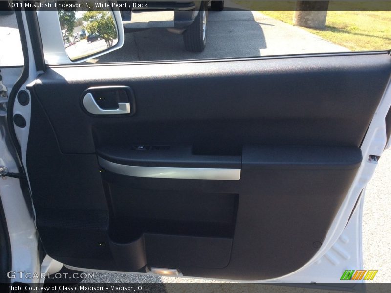 White Pearl / Black 2011 Mitsubishi Endeavor LS