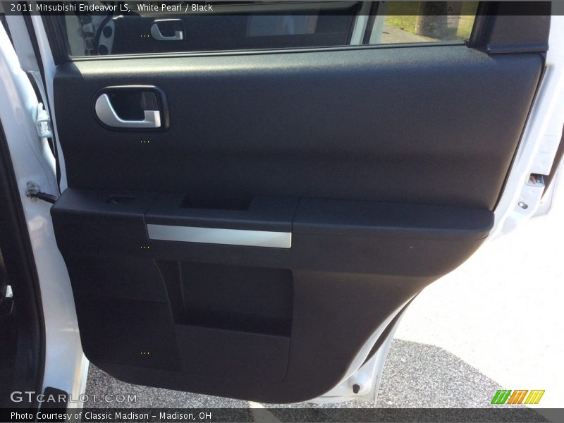 White Pearl / Black 2011 Mitsubishi Endeavor LS