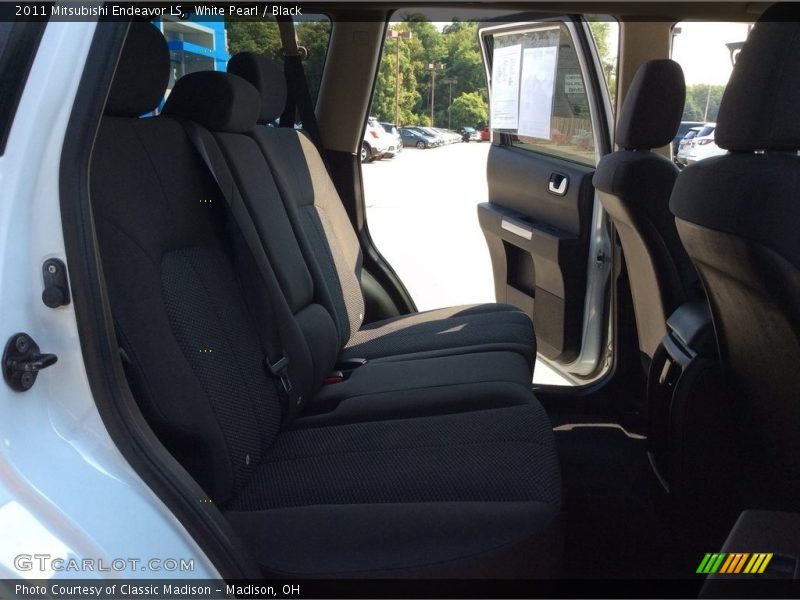White Pearl / Black 2011 Mitsubishi Endeavor LS