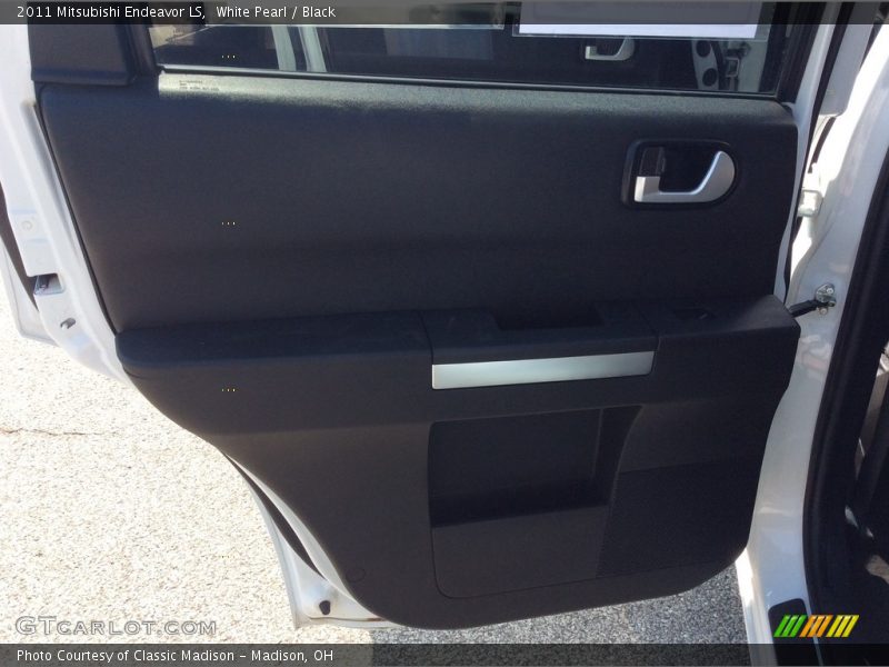 White Pearl / Black 2011 Mitsubishi Endeavor LS